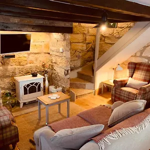 Holiday home Cosy 400yr Old Cottage, Flowergate, Whitby, Sleeps 6, Whitby